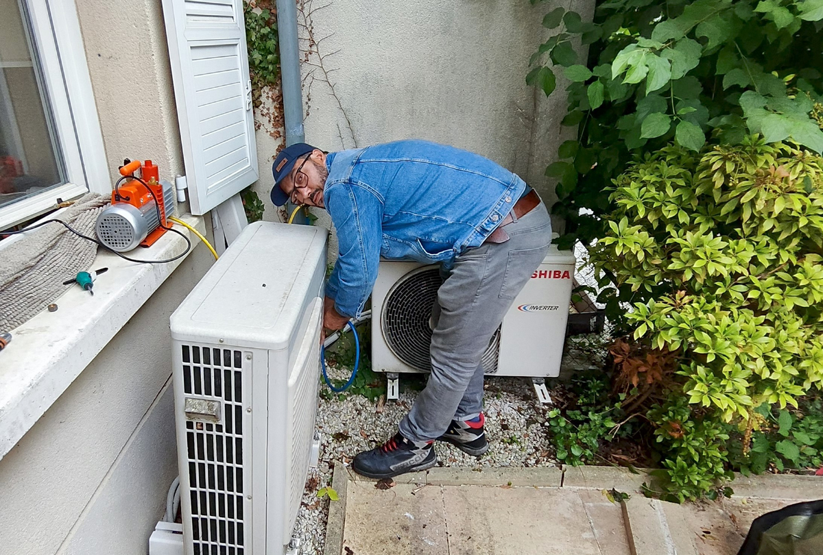 Déplacement des groupes extérieurs TOSHIBA et HITACHI à Bussy Saint Georges (77600)