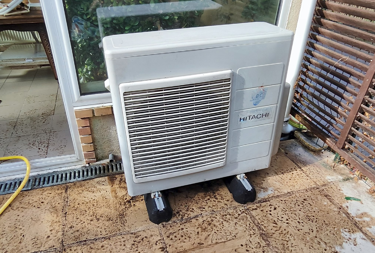 Déplacement des groupes extérieurs TOSHIBA et HITACHI à Bussy Saint Georges (77600)