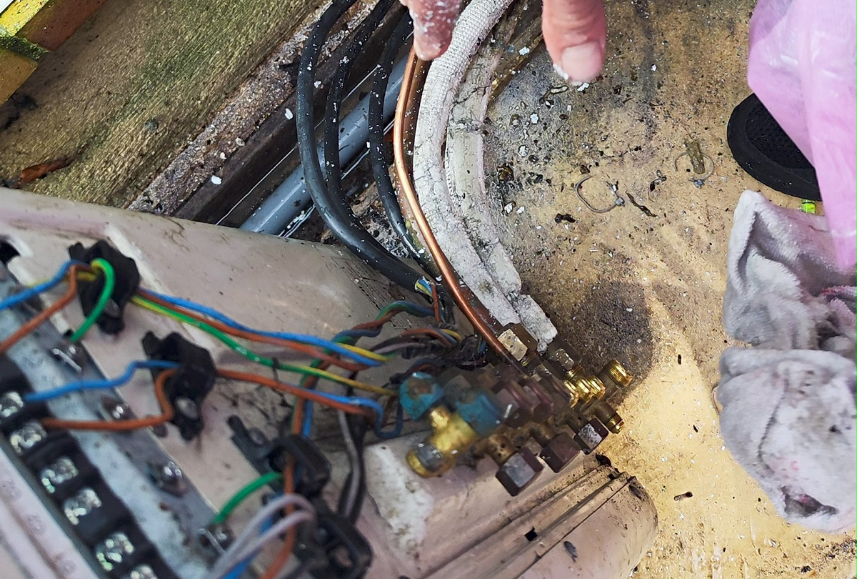 Déplacement des groupes extérieurs TOSHIBA et HITACHI à Bussy Saint Georges (77600)