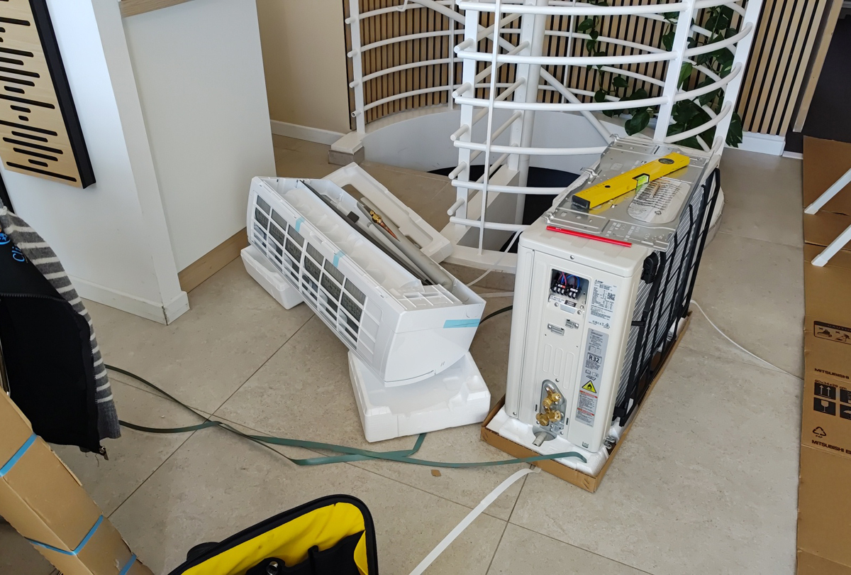 Installation d'un mono-split Mitsubishi dans une boutique d'audition à Vaires sur Marne (77360)