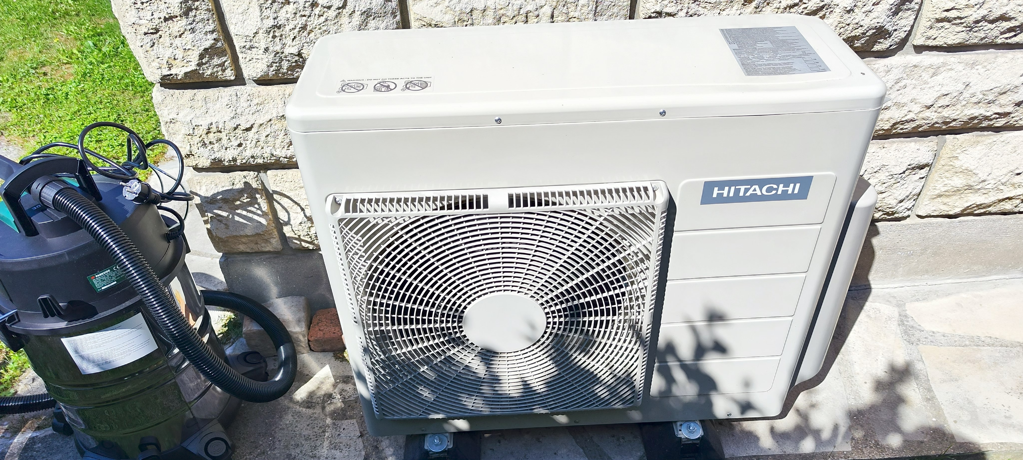 Maintenance d'un bi-splits HITACHI à Chelles (77500)