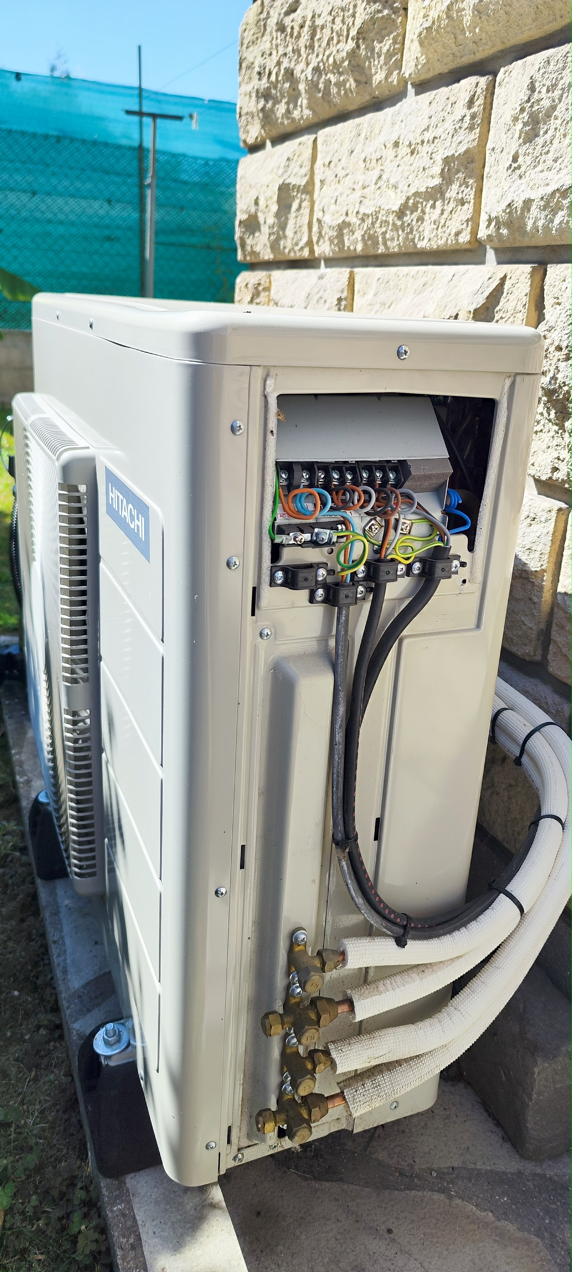 Maintenance d'un bi-splits HITACHI à Chelles (77500)