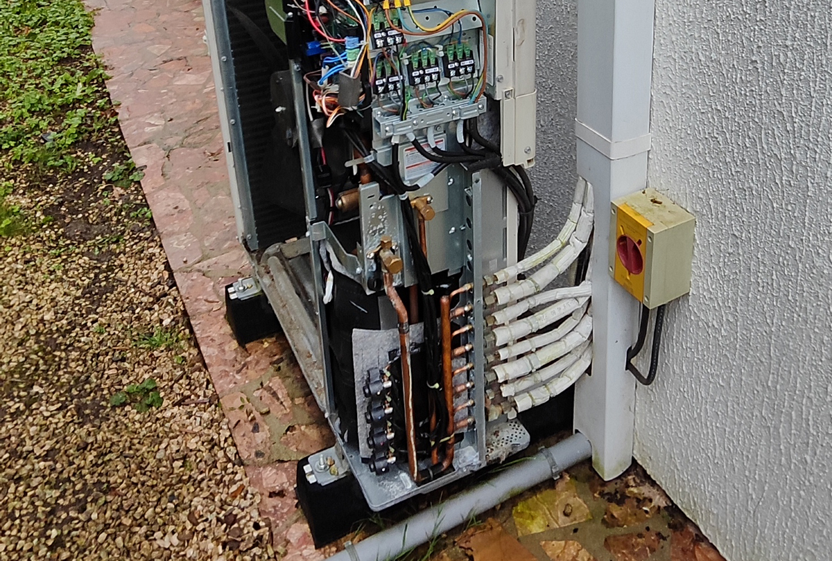 Maintenance préventive d'un quadri-splits MITSUBISHI à Champs sur Marne (77420)