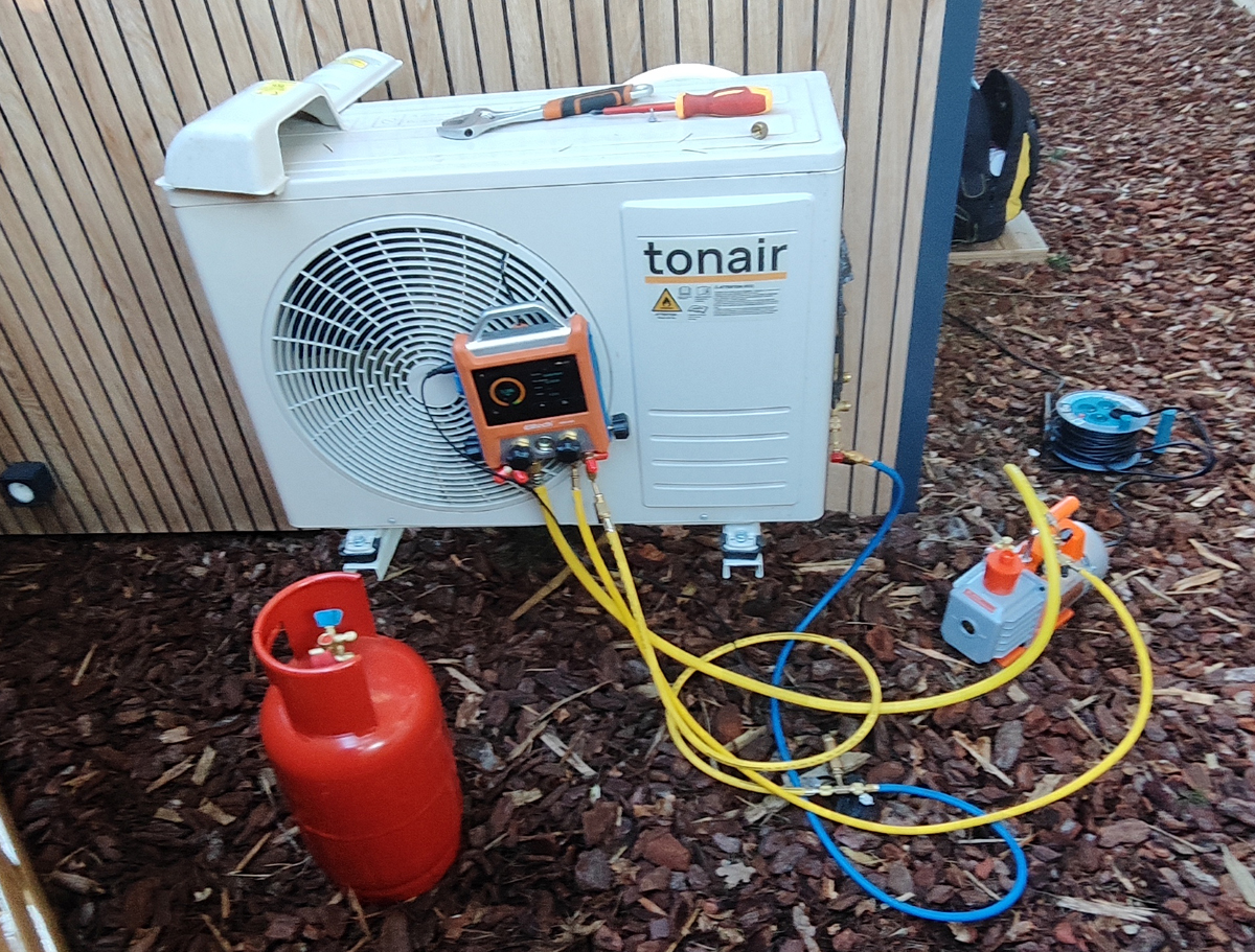 Dépannage d'un monosplit TONAIR dans un chalet en bois - recherche fuite et réparation puis charge 520g R32
