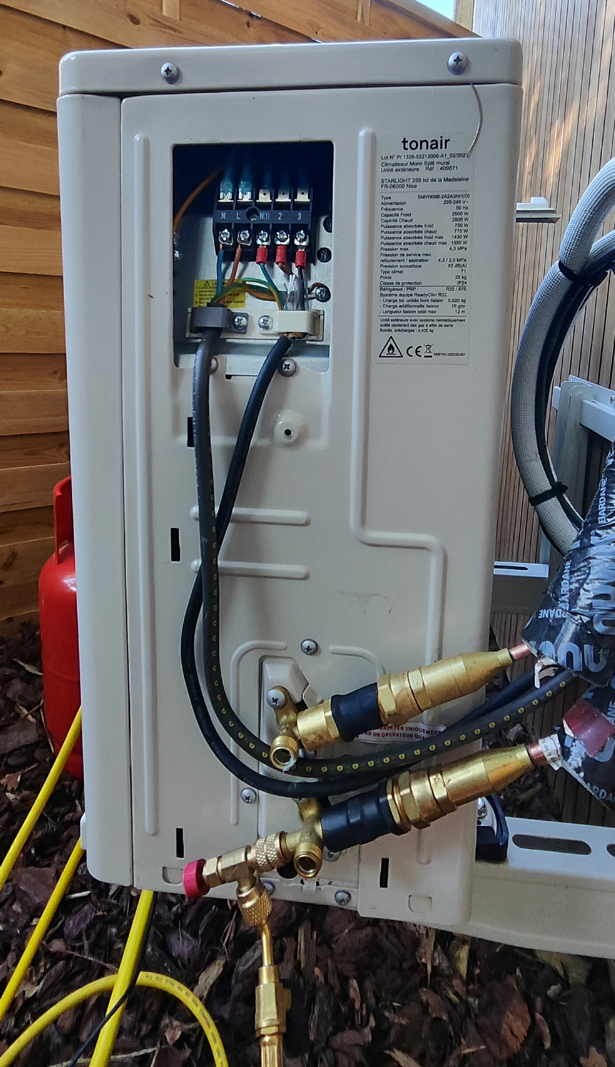 Dépannage d'un monosplit TONAIR dans un chalet en bois - recherche fuite et réparation puis charge 520g R32