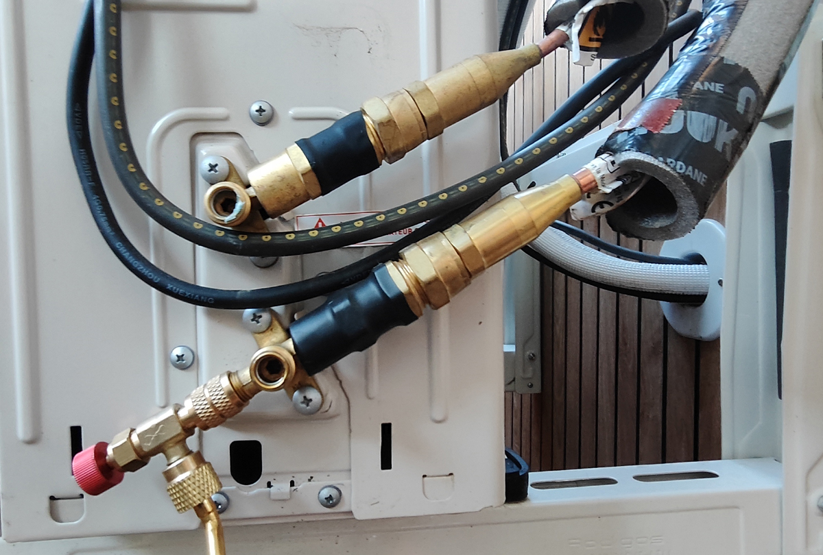 Dépannage d'un monosplit TONAIR dans un chalet en bois - recherche fuite et réparation puis charge 520g R32