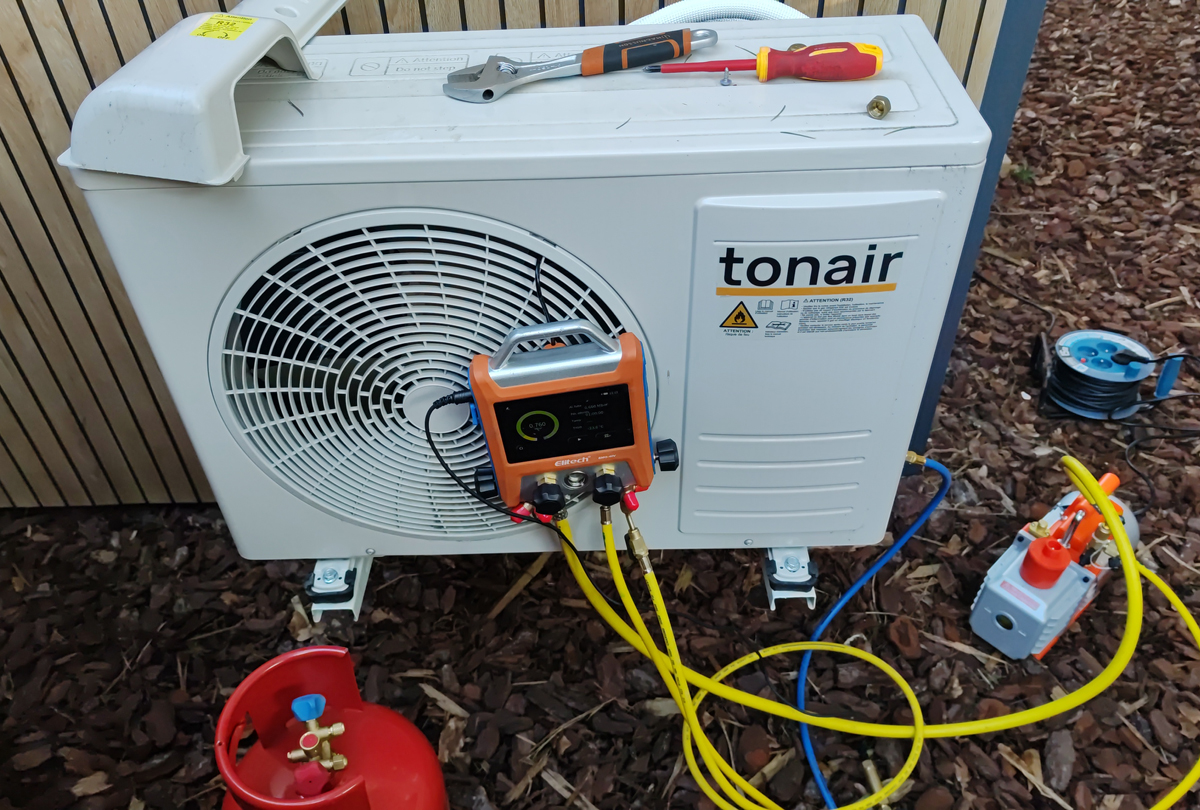Dépannage d'un monosplit TONAIR dans un chalet en bois - recherche fuite et réparation puis charge 520g R32