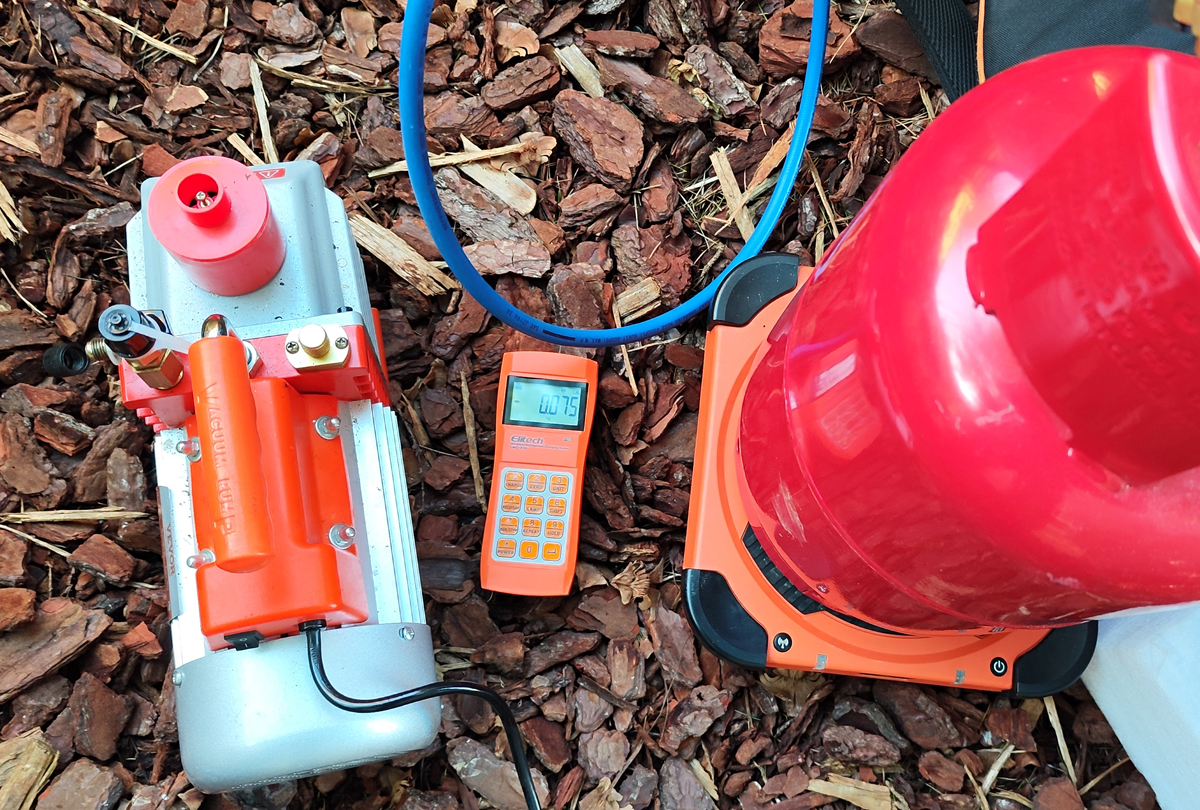 Dépannage d'un monosplit TONAIR dans un chalet en bois - recherche fuite et réparation puis charge 520g R32