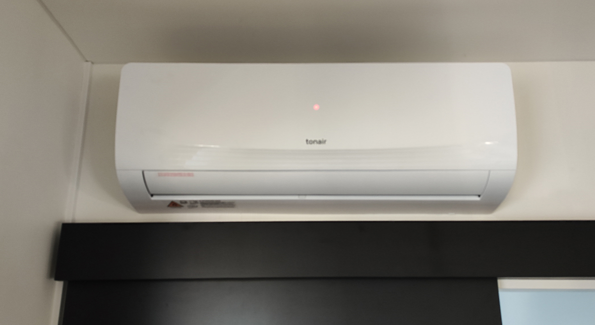 Dépannage d'un monosplit TONAIR dans un chalet en bois - recherche fuite et réparation puis charge 520g R32