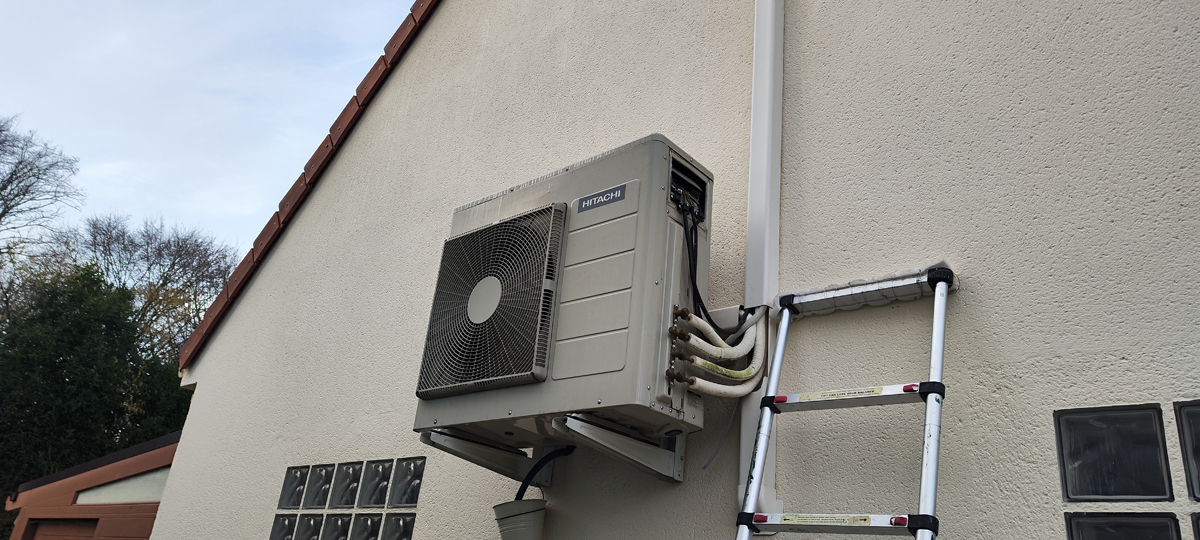 Dépannage bi-splits HITACHI avec charge 1,8 kg R32 à Collégien