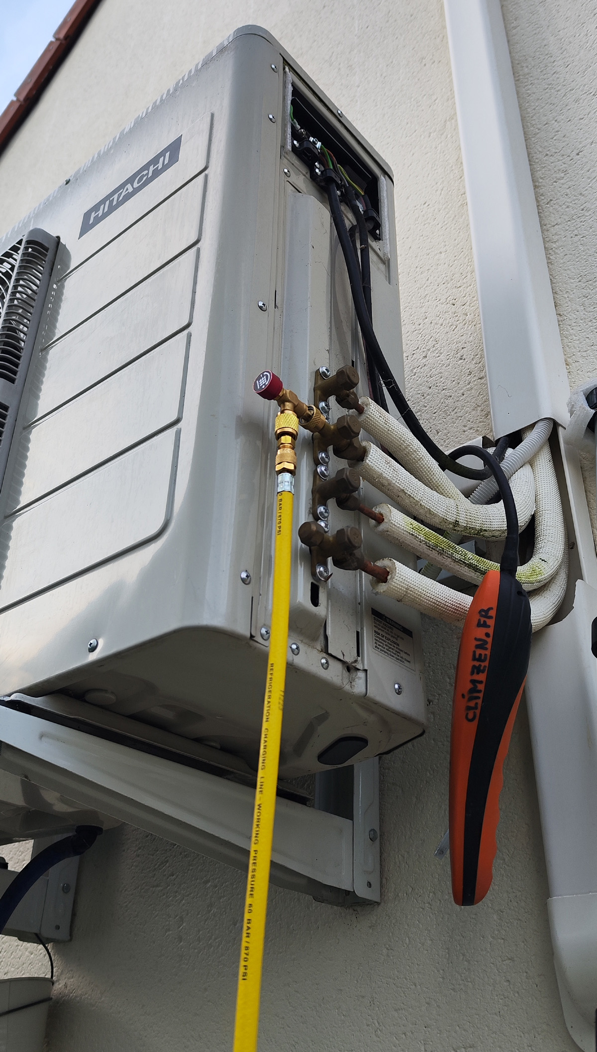 Dépannage bi-splits HITACHI avec charge 1,8 kg R32 à Collégien