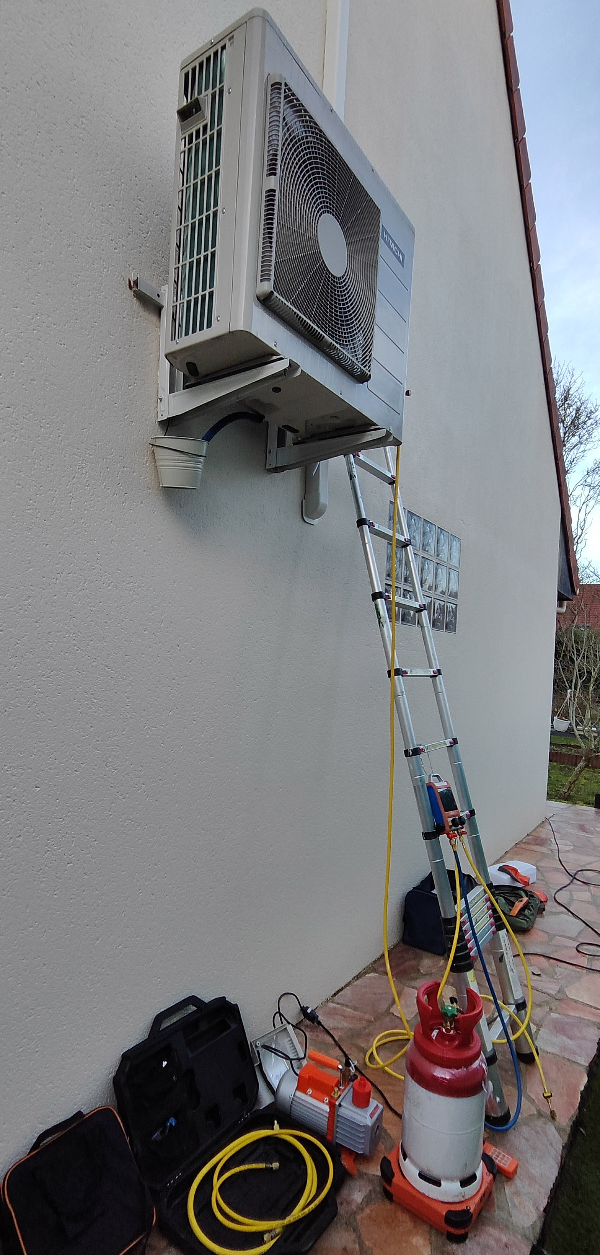 Dépannage bi-splits HITACHI avec charge 1,8 kg R32 à Collégien